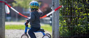 Abgesperrter Spielplatz: Foto vom April 2020 während der Corona-Krise.