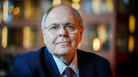 Dani Dayan, Vorsitzender der Holocaust Yad-Vashem, blickt zu Beginn einer Pressekonferenz in die Kamera des Fotografen.