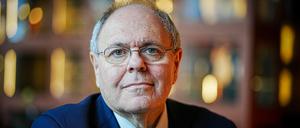 Dani Dayan, Vorsitzender der Holocaust Yad-Vashem, blickt zu Beginn einer Pressekonferenz in die Kamera des Fotografen.