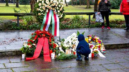 Eine Kranzniederlegung erinnert an die Opfer der Messerattacke in Aschaffenburg.