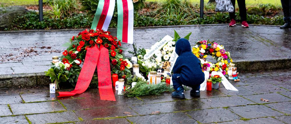 Eine Kranzniederlegung erinnert an die Opfer der Messerattacke in Aschaffenburg.