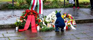 Eine Kranzniederlegung erinnert an die Opfer der Messerattacke in Aschaffenburg.