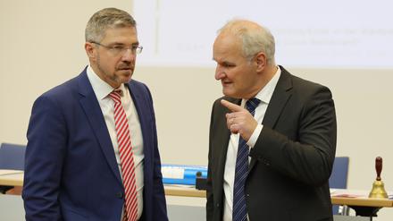 Oberbürgermeister Mike Schubert (SPD) und der Baubeigeordnete Bernd Rubelt (parteilos) in der Stadtverordnetenversammlung.