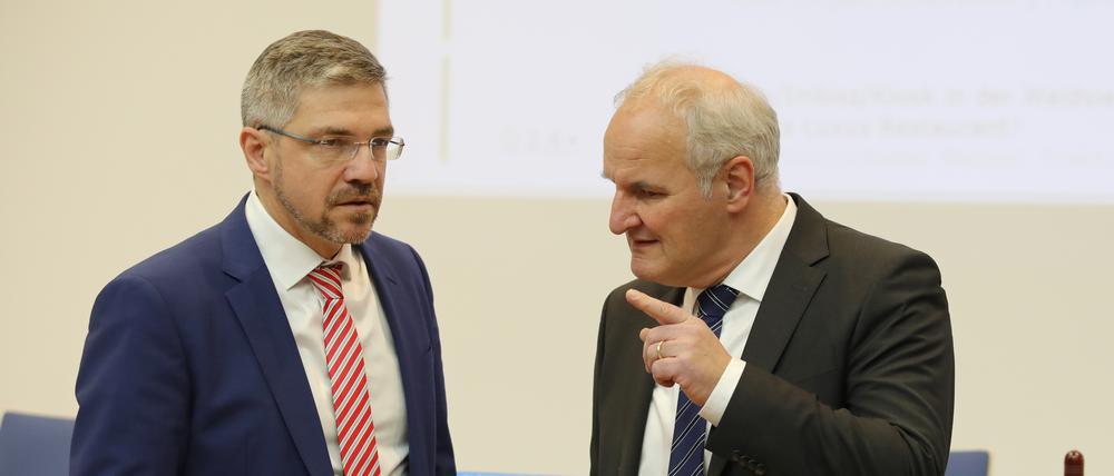 Oberbürgermeister Mike Schubert (SPD) und der Baubeigeordnete Bernd Rubelt (parteilos) in der Stadtverordnetenversammlung.