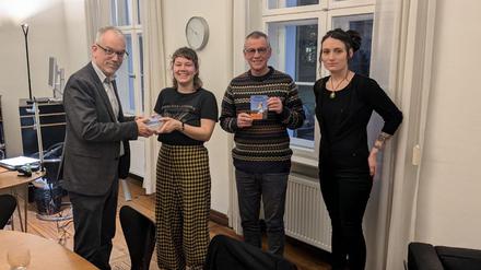 Schlösserstiftungschef Christoph Martin Vogtherr (l.) beim Treffen mit drei Klimaaktivist*innen der "Letzten Generation".  