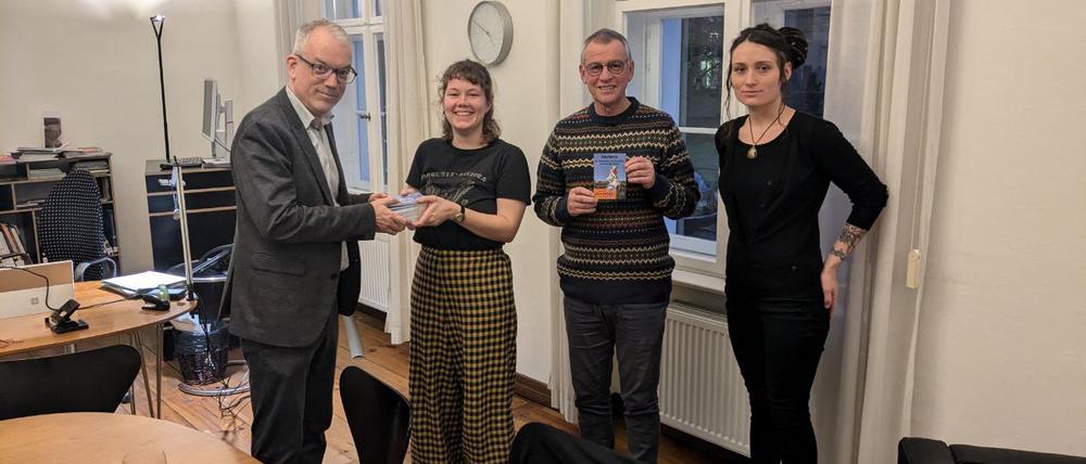 Schlösserstiftungschef Christoph Martin Vogtherr (l.) beim Treffen mit drei Klimaaktivist*innen der "Letzten Generation".