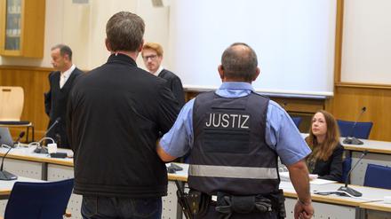 Der Bundesgerichtshof in Karlsruhe hat das Mordurteil gegen den Täter eines Brandanschlags auf eine Unterkunft für Asylbewerber im Jahr 1991 als rechtskräftig bestätigt.