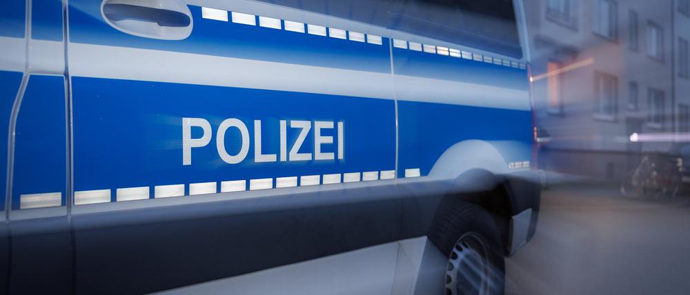 Ein Fahrzeug der Polizei steht auf einer Straße. (Symbolbild)