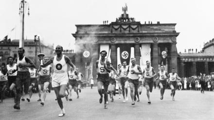 Der Olympia-Fackellauf in einer Nazi-Kulisse. Die Nationalsozialisten instrumentalisierten den Sport - der sich nicht dagegen wehrte.