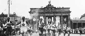 Der Olympia-Fackellauf in einer Nazi-Kulisse. Die Nationalsozialisten instrumentalisierten den Sport - der sich nicht dagegen wehrte.
