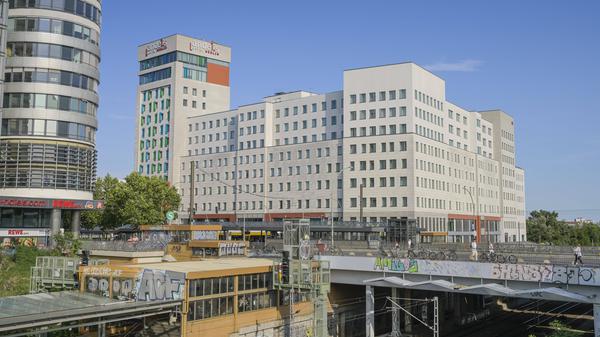 Über die Landsberger-Allee-Brücke fahren täglich tausende Autos und Trams. Doch sie wurde mit Stahl aus demselben Werk gebaut wie die eingestürzte Carolabrücke in Dresden.