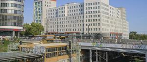 Über die Landsberger-Allee-Brücke fahren täglich tausende Autos und Trams. Doch sie wurde mit Stahl aus demselben Werk gebaut wie die eingestürzte Carolabrücke in Dresden.