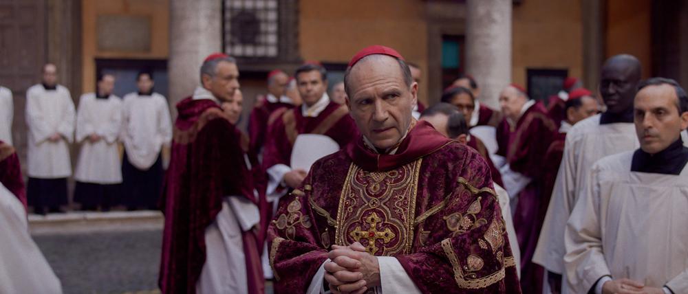 Ralph Fiennes als Cardinal Lawrence in einer Szene des Films „Konklave“.