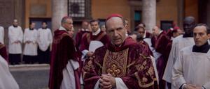Ralph Fiennes als Cardinal Lawrence in einer Szene des Films „Konklave“.