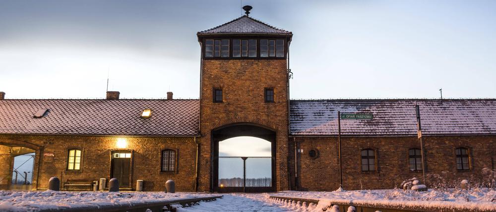 Das Haupttor des Konzentrationslagers Auschwitz-Birkenau