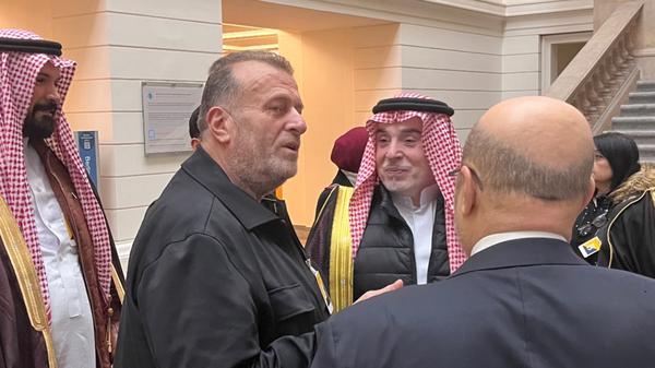 Clan-Chef Issa Remmo (Mitte, schwarze Jacke) im Foyer des Abgeordnetenhauses im Januar 2025.