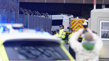 Ein Gefangenentransporter, in dem der Angeklagte vermutet wird, kommt am Liverpool Crown Court zur Strafmaßverkündung an, nachdem der Angeklagte die Morde an drei Mädchen in einem Tanzkurs in Southport zugegeben hat.