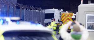 Ein Gefangenentransporter, in dem der Angeklagte vermutet wird, kommt am Liverpool Crown Court zur Strafmaßverkündung an, nachdem der Angeklagte die Morde an drei Mädchen in einem Tanzkurs in Southport zugegeben hat. 