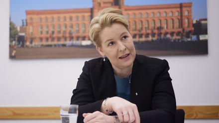 Wirtschaftssenatorin Franziska Giffey (SPD) plädiert dafür, bei der Zusammenarbeit mit Investoren, die sich ans Land wenden, kritisch hinzusehen. (Archivfoto)