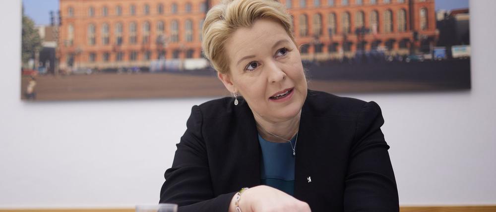 Wirtschaftssenatorin Franziska Giffey (SPD) plädiert dafür, bei der Zusammenarbeit mit Investoren, die sich ans Land wenden, kritisch hinzusehen. (Archivfoto)