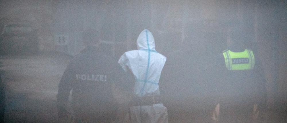 Der Täter (M) wird aus dem Amtsgericht zurück in ein Fahrzeug der Polizei gebracht. Der Täter des Messerangriffs im Park Schöntal wurde dem Haftrichter vorgeführt.