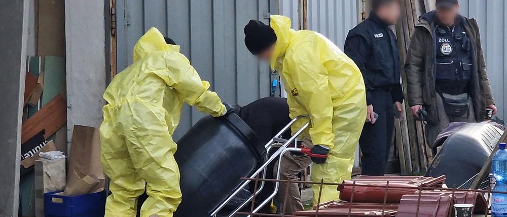 In einem kleinen Ort in der Gemeinde Betzsee in Brandenburg entdeckten Ermittler bei einer Durchsuchungsaktion ein großes Drogenlabor in einer Lagerhalle.