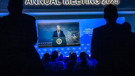 Drei Tage nach seinem Amtsantritt ließ sich Trump beim Weltwirtschaftsforum zuschalten.