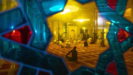 Gläubige, die an einem Gebet anlässlich des Islamischen Opferfestes «Eid al-Adha» teilnehmen, sind durch das bunte Fensterglas in einer Moschee in Belgien zu sehen.