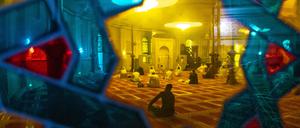 Gläubige, die an einem Gebet anlässlich des Islamischen Opferfestes «Eid al-Adha» teilnehmen, sind durch das bunte Fensterglas in einer Moschee in Belgien zu sehen.