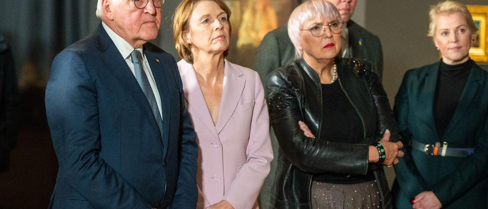 Bundespräsident Frank-Walter Steinmeier (l-r), seine Frau Elke Büdenbender, Claudia Roth, Beauftrage der Bundesregierung für Kultur und Medien, und Oleksii Makeiev, Botschafter der Ukraine in Deutschland, schauen sich die Ausstellung „Von Odesa nach Berlin“ an.