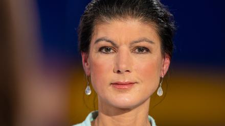 Sahra Wagenknecht, Bundesvorsitzende des Bündnis Sahra Wagenknecht (BSW), steht nach der Aufzeichnung eines Interviews für die Sendung «RTL Direkt spezial» im Studio des Fernsehsenders RTL.