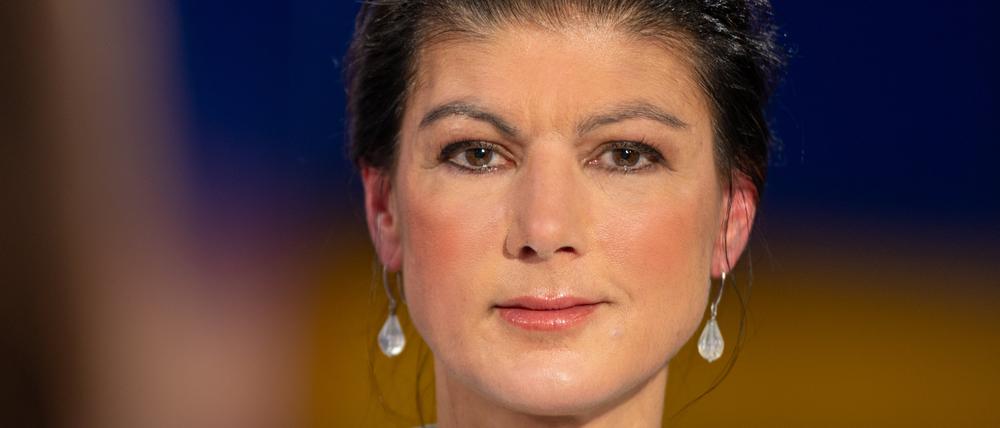 Sahra Wagenknecht, Bundesvorsitzende des Bündnis Sahra Wagenknecht (BSW), steht nach der Aufzeichnung eines Interviews für die Sendung «RTL Direkt spezial» im Studio des Fernsehsenders RTL.
