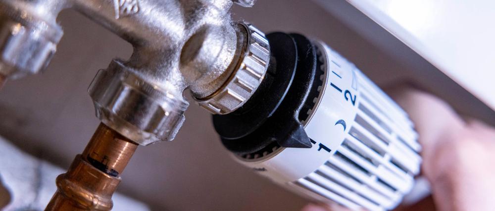 2024 musste nicht so viel geheizt werden wie ein Jahr zuvor. Außerdem sanken die Preise für Gas und Heizöl. Haushalte hatten daher geringere Heizkosten als noch 2023.