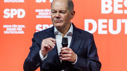 Bundeskanzler und SPD-Kanzlerkandidat Olaf Scholz im Gespräch in Erfurt