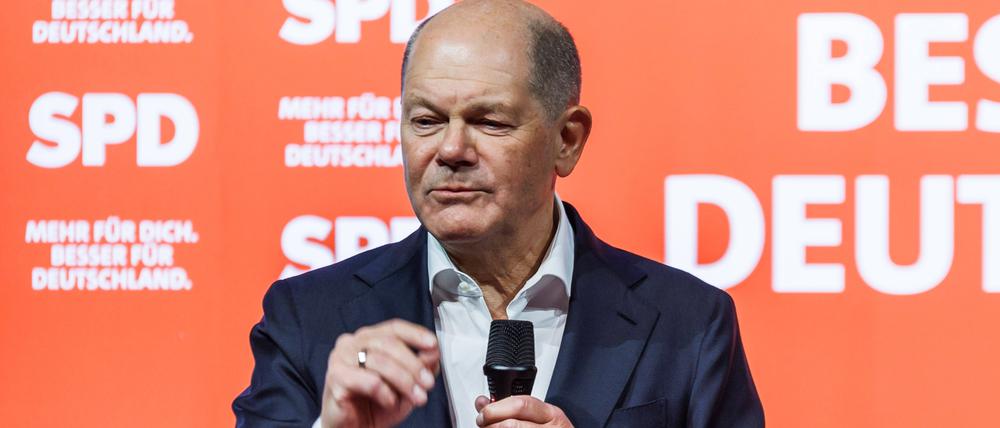 Bundeskanzler und SPD-Kanzlerkandidat Olaf Scholz im Gespräch in Erfurt