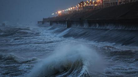 Der Sturm Éowyn treibt die Wellen gegen die Promenade von Blackpool. 