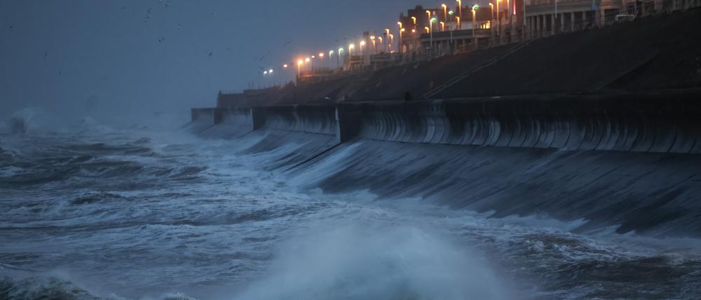 Der Sturm Éowyn treibt die Wellen gegen die Promenade von Blackpool.