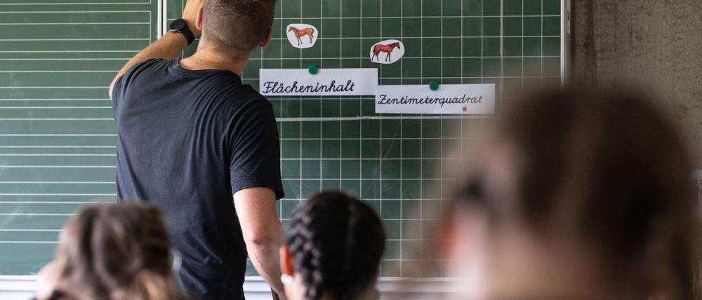Werden Lehrer Opfer körperlicher Gewalt, so geht diese einer Umfrage zufolge fast ausschließlich von Schülerinnen und Schülern aus. (Symbolbild)