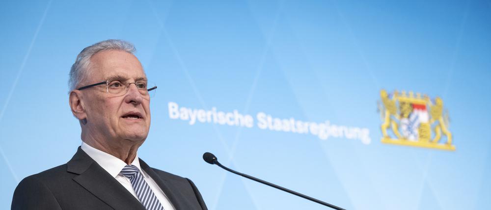 23.01.2025, Bayern, München: Der Bayerische Innenminister Joachim Herrmann (CSU) spricht bei einer Pressekonferenz zu einem tödlichen Angriff in einem Park in Aschaffenburg.