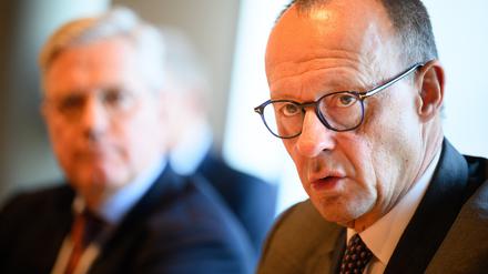 24.01.2025, Berlin: Norbert Röttgen (l, CDU), Vorsitzender der Enquetekommission, und Friedrich Merz, Vorsitzender der CDU/CSU-Bundestagsfraktion, stellen den Abschlussberichts der Fraktions-Enquete «Frieden und Sicherheit in Europa» der Unionsfraktion im Deutschen Bundestag vor. Die Kommission aus Fraktionsmitgliedern und externen Experten hat Vorschläge und Handlungsempfehlungen zur Außen- und Sicherheitspolitik für die CDU/CSU-Fraktion erarbeitet.
