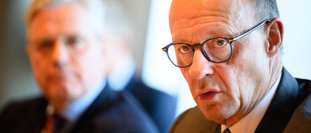 24.01.2025, Berlin: Norbert Röttgen (l, CDU), Vorsitzender der Enquetekommission, und Friedrich Merz, Vorsitzender der CDU/CSU-Bundestagsfraktion, stellen den Abschlussberichts der Fraktions-Enquete «Frieden und Sicherheit in Europa» der Unionsfraktion im Deutschen Bundestag vor. Die Kommission aus Fraktionsmitgliedern und externen Experten hat Vorschläge und Handlungsempfehlungen zur Außen- und Sicherheitspolitik für die CDU/CSU-Fraktion erarbeitet.