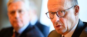 24.01.2025, Berlin: Norbert Röttgen (l, CDU), Vorsitzender der Enquetekommission, und Friedrich Merz, Vorsitzender der CDU/CSU-Bundestagsfraktion, stellen den Abschlussberichts der Fraktions-Enquete «Frieden und Sicherheit in Europa» der Unionsfraktion im Deutschen Bundestag vor. Die Kommission aus Fraktionsmitgliedern und externen Experten hat Vorschläge und Handlungsempfehlungen zur Außen- und Sicherheitspolitik für die CDU/CSU-Fraktion erarbeitet.