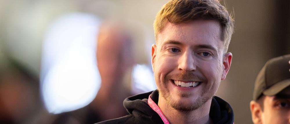 F1 Las Vegas Grand Prix - Race Mr. Beast James Jimmy Donaldson arrives in the paddock during the Formula 1 Heineken Las Vegas Grand Prix in Las Vegas, United States, on November 23, 2024. Las Vegas, Nevada United States PUBLICATIONxNOTxINxFRA Copyright: xReginaldxMathalonex originalFilename:mathalone-notitle241123_npeK8.jpg