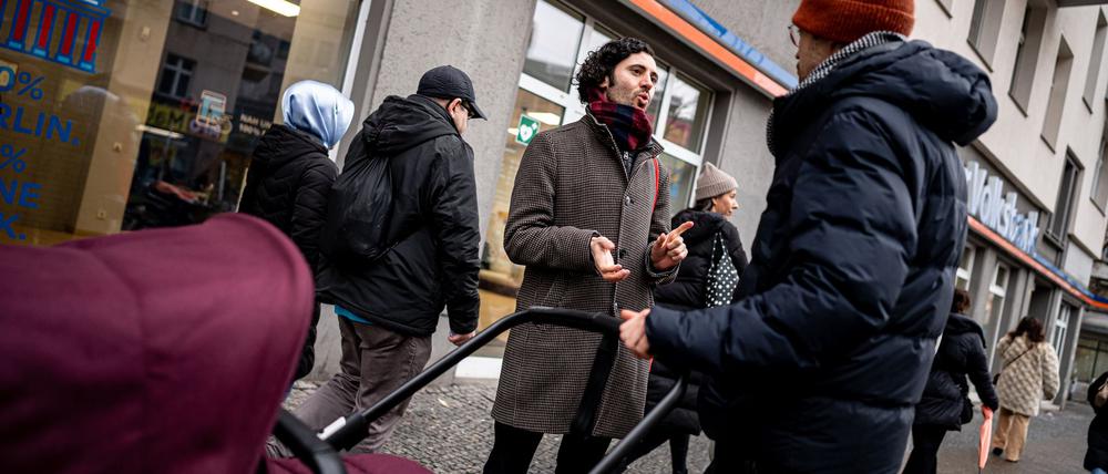 Wenn Hakan Demir, Bundestagsabgeordneter der SPD, in seinem Wahlkreis Berlin-Neukölln unterwegs ist, wird er häufig auf der Straße angesprochen. Manchmal geht es in den Gesprächen um Fragen des Asylrechts oder um faire Löhne.