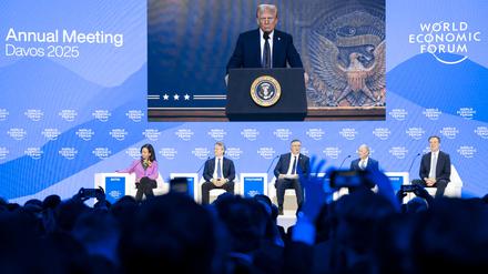 US-Präsident Donald J. Trump spricht via Video zu Vertreterinnen und Vertretern europäischer und amerikanischer Banken und Finanzinstitute beim Weltwirtschaftsforum in Davos.