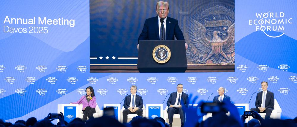US-Präsident Donald J. Trump spricht via Video zu Vertreterinnen und Vertretern europäischer und amerikanischer Banken und Finanzinstitute beim Weltwirtschaftsforum in Davos.