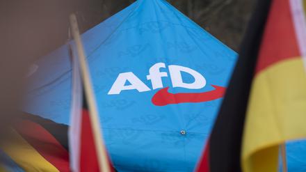 Der Antrag zum Verbotsverfahren wird nun in erster Lesung beraten.