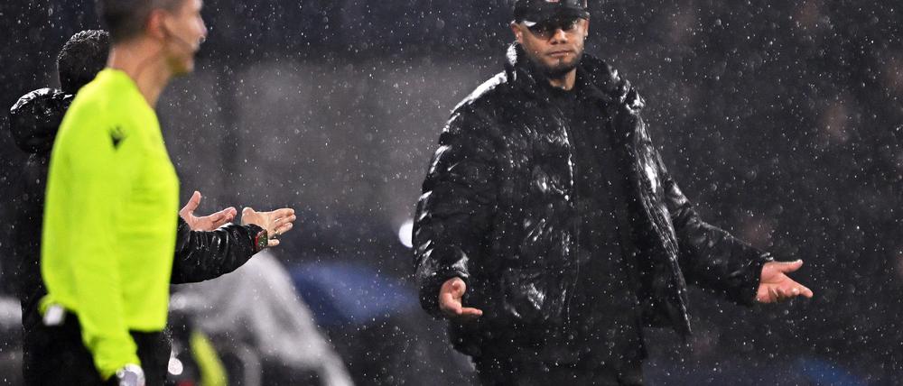 Vincent Kompany (r) hofft auf eine Bayern-Reaktion in Freiburg.