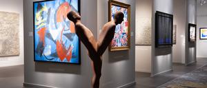 Blick in den Stand der Boon Gallery, im Vordergrund eine Skulptur von Antony Gormley.  