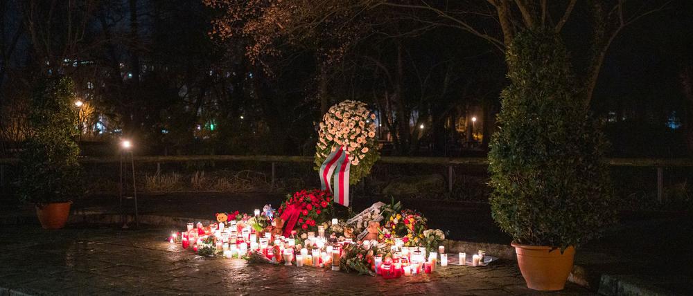 Mit Kerzen und Blumen wird an die Opfer erinnert.